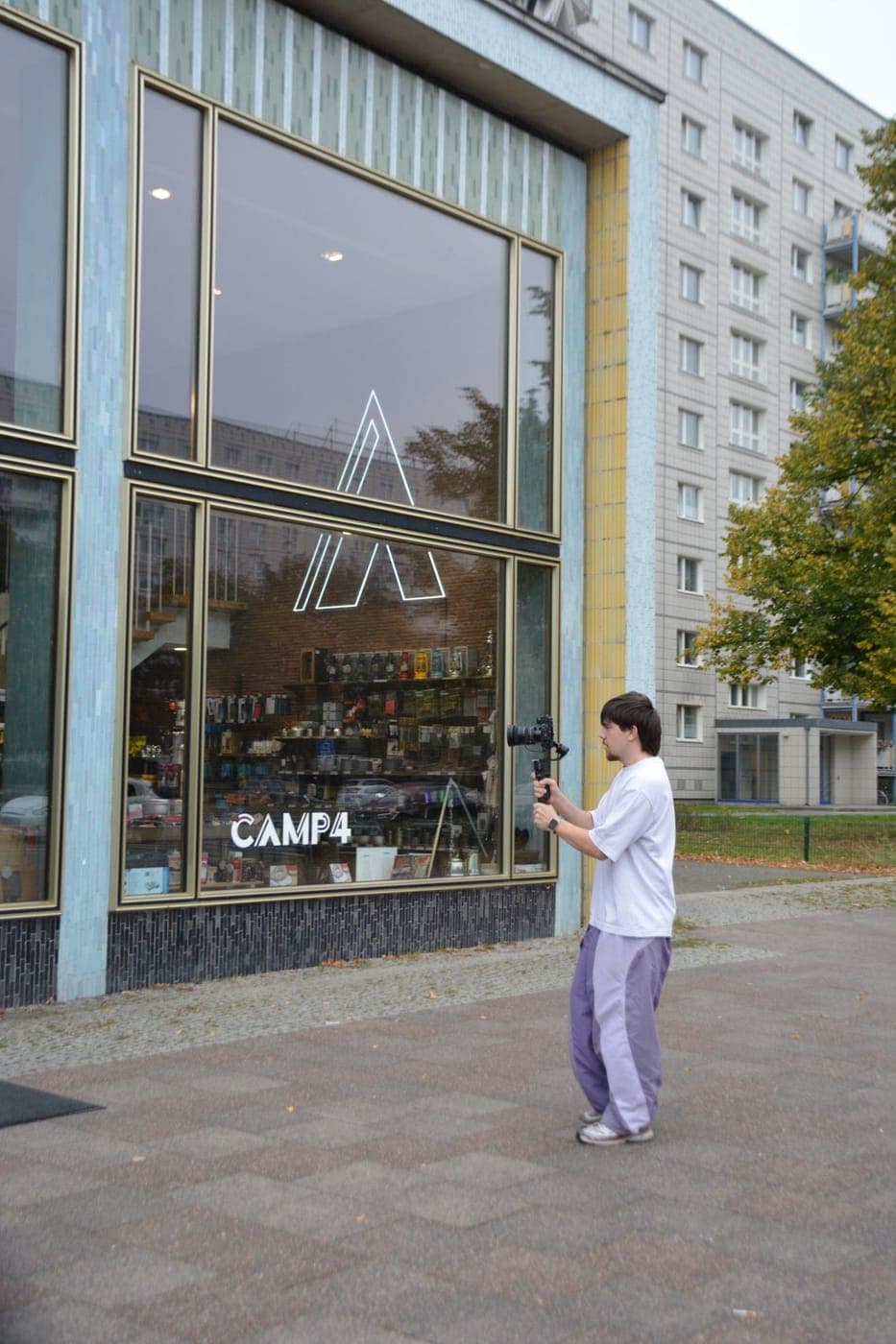 Kameramann mit Gimbal dreht vor dem camp4-Laden an der Karl-Marx-Allee