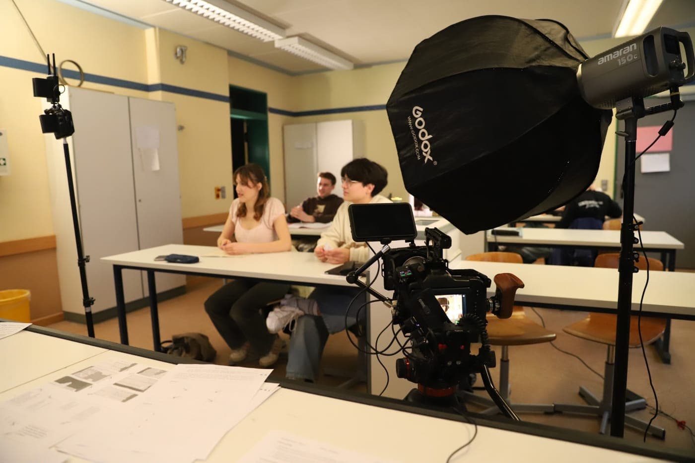 Interviewdreh in einem Klassenraum mit Kamera und Softbox