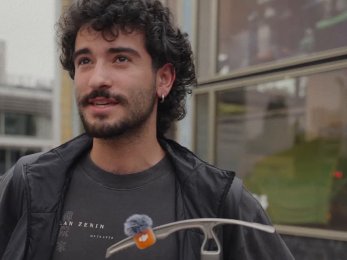 Straßeninterview mit einem Passanten vor dem camp4-Laden in Berlin