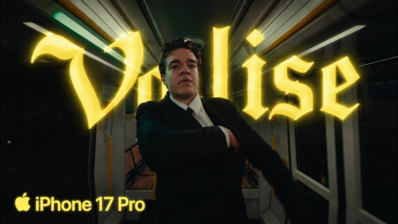 Filmstill aus Valise mit einem Darsteller in einer U-Bahn