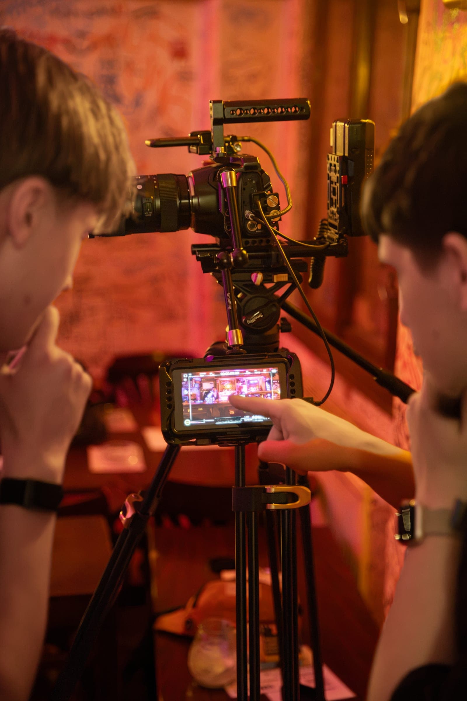 Zwei Crewmitglieder prüfen Kamera, Rig und Kontrollmonitor am Set